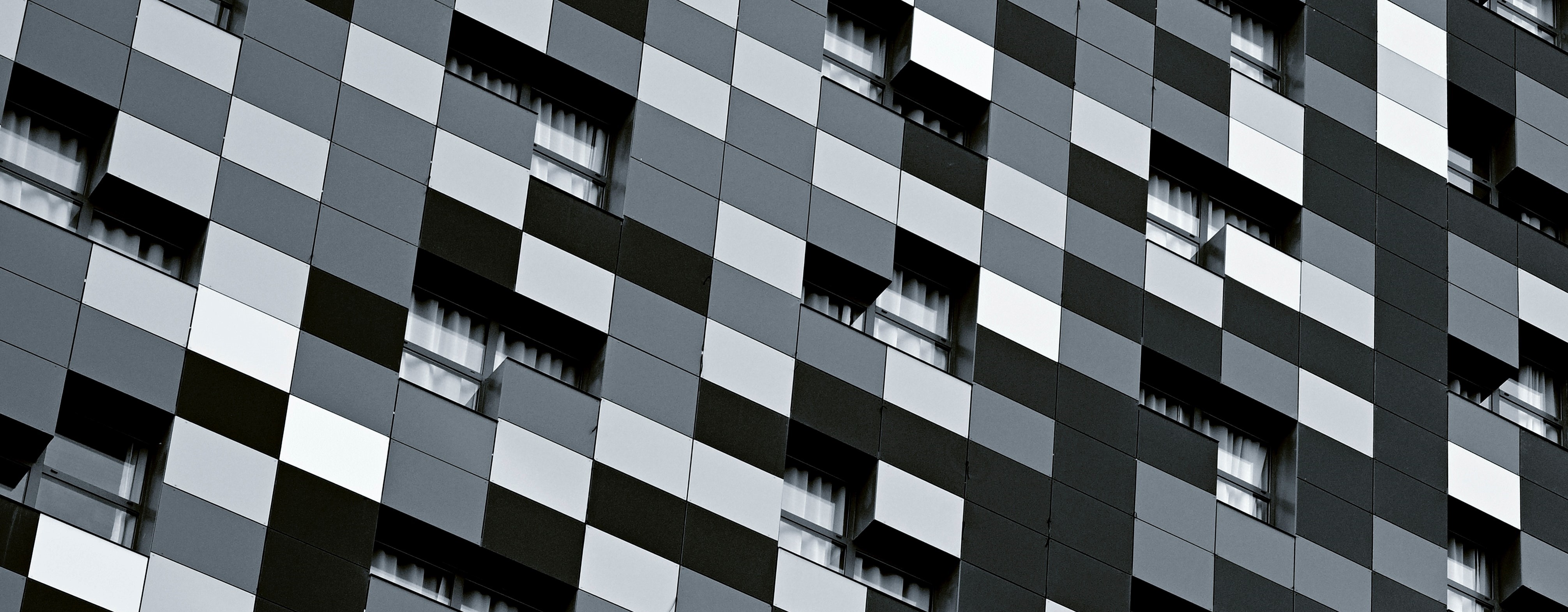 Ventanas y balcones de un edificio visto desde el exterior